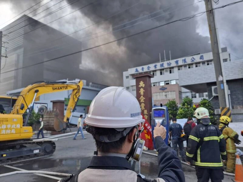 高雄大發工業區工廠火警排放粒狀物　環保局開罰