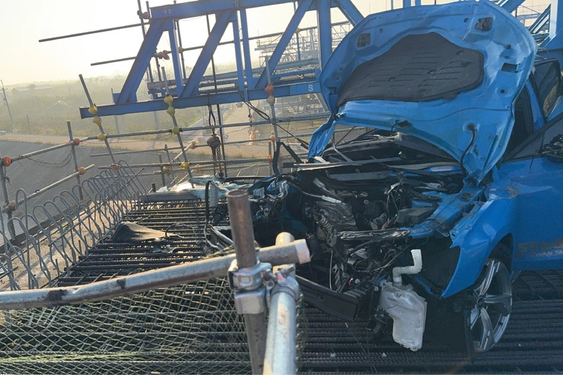 台南台江大道自小客衝進工地　駕駛當場死亡