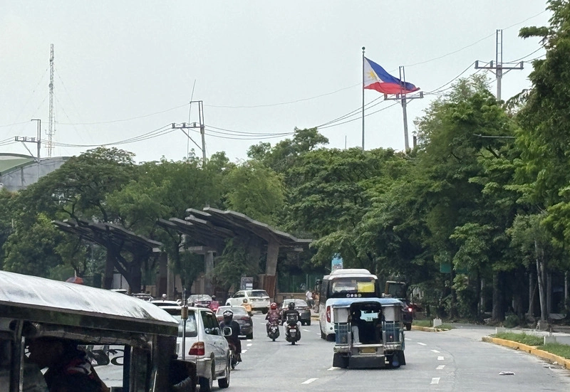 菲律賓國旗與吉普尼車