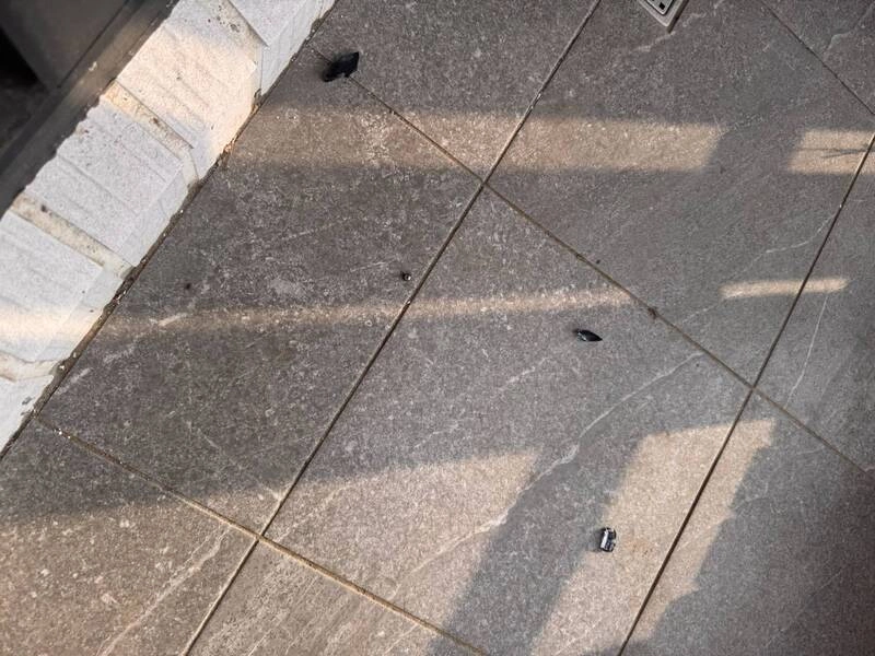 台中住宅陽台玻璃遭鋼珠毀損