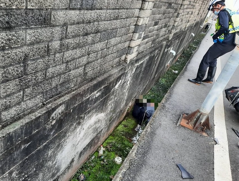 苗縣苑裡2機車事故　高中生摔水溝昏迷