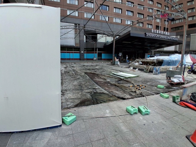 颱風襲台  北市強風吹倒圍籬鷹架建管處開罰