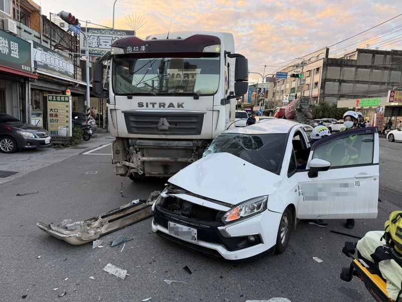 台中大肚區4車追撞乘客一度受困警消救援