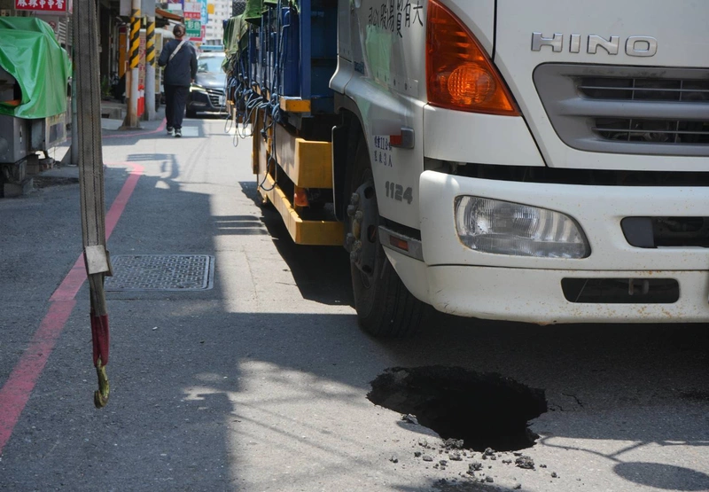 屏東貨車行駛突陷天坑　公所：應為豪雨掏空路面