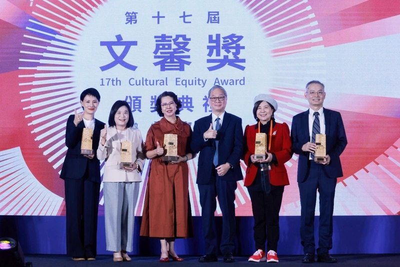 文馨獎頒獎　李遠與得獎者合影