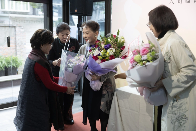 陳嬿朱、施德玉出席新書發表　民眾獻花致意