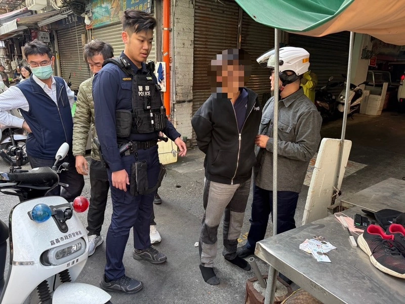 銀樓假消費真搶劫  嘉市男奪4兩金項鍊竄逃跌倒落網