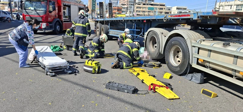 彰化市曳引車與機車擦撞　夫妻倒臥車底雙亡