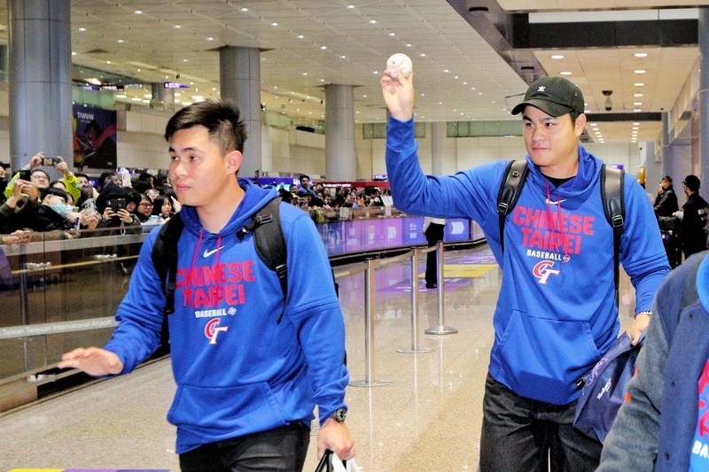 經典賽台灣隊返台　逾300球迷接機力挺Team Taiwan