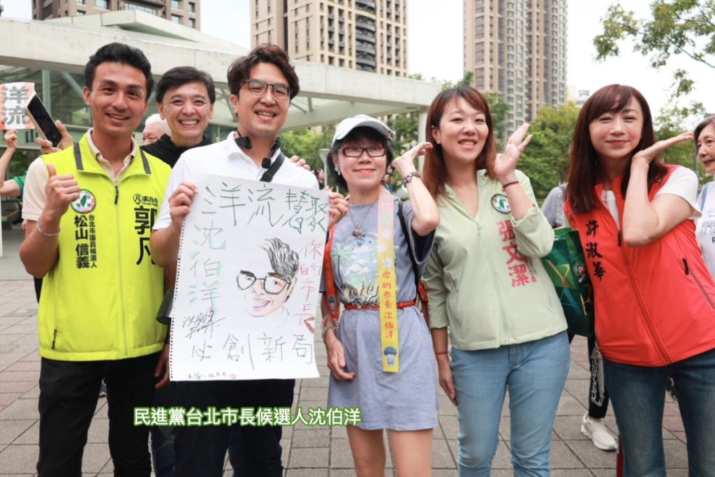 沈伯洋信義區象山公園掃街民眾排隊簽名！支持者自製「洋流」飄帶亮相