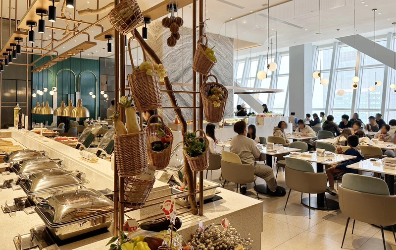 高雄飯店業者耶誕送暖　邀近百名育幼院童享美味