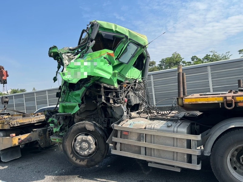 國1高雄瑞隆路段追撞事故　1人腿部骨折送醫