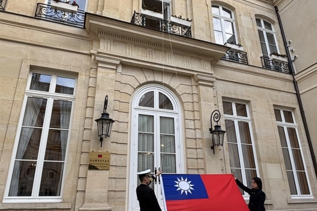 駐法代表處元旦升旗