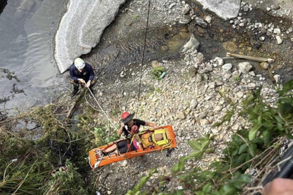 青少年騎單車摔落12公尺深橋下　南投消防救援