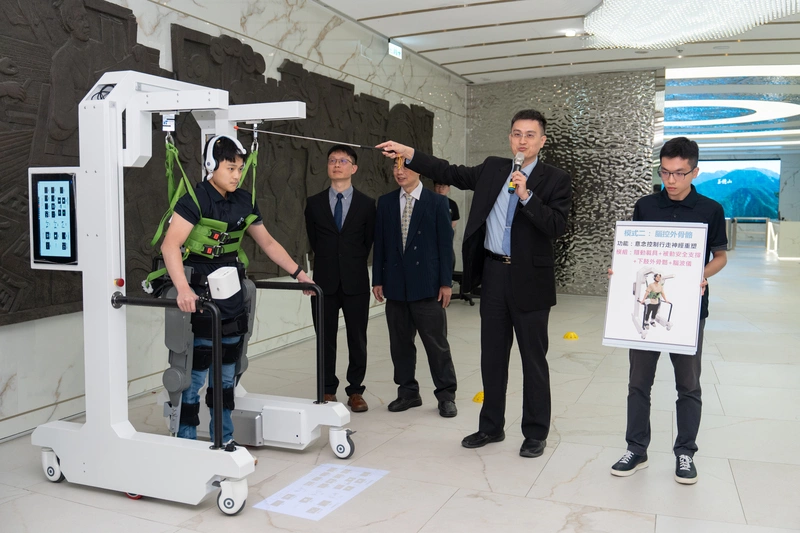 台灣團隊打造AI隨動步行復健機器人