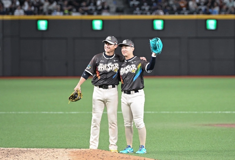 江坤宇中職明星賽體驗多守位　感動與陳鏞基合照