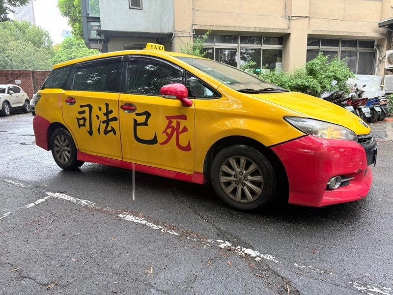 計程車衝撞北檢大門　警逮司機送辦