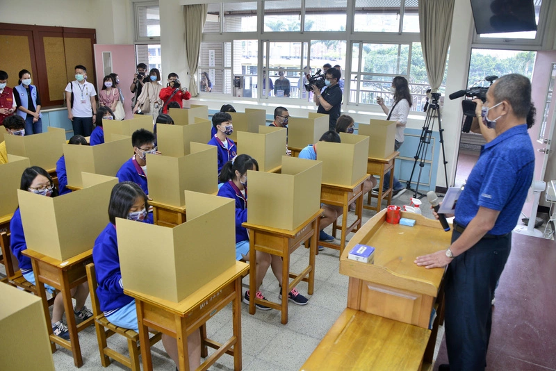 新北國中會考防疫演練　考生以隔板用餐（2）