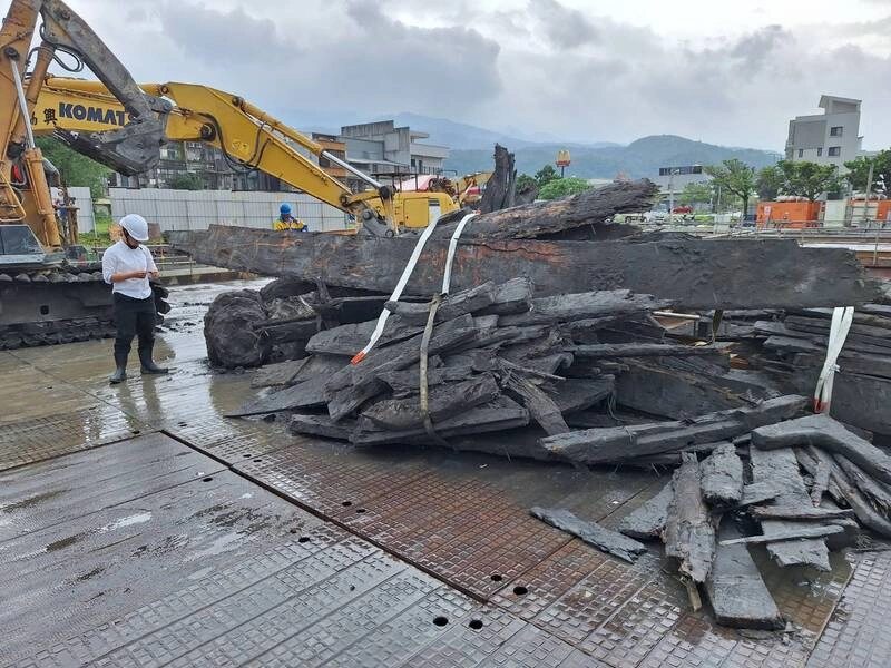 宜蘭挖出檜木木質構件　縣府初判應為漂流木