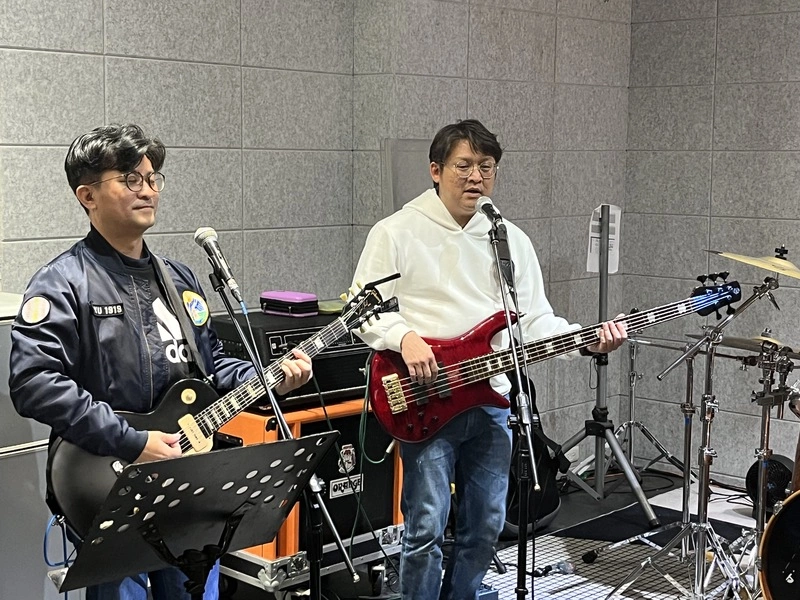 立委黃建賓與立院總務處長熱愛音樂　共組樂團飆歌