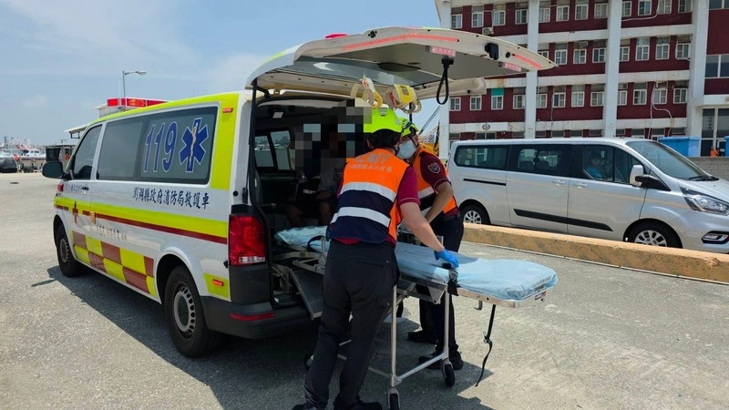 印尼漁工澎湖海上作業不慎斷指　海巡馳援送醫
