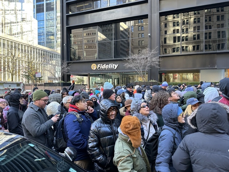 曼達尼就職吸引人潮