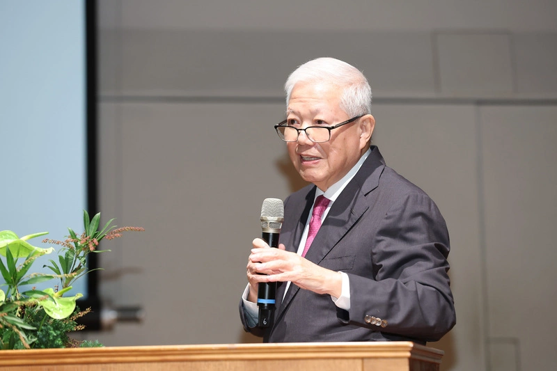 永豐餘學院院長何壽川發表新書