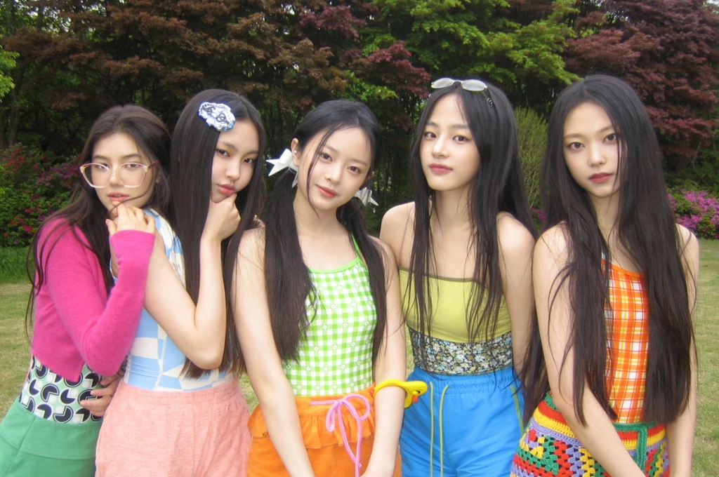 NewJeans出道三週年！曾刷新K-POP多項紀錄、成為國際時尚品牌「最年輕」大使，空白期已逾一年，粉絲持續應援守候