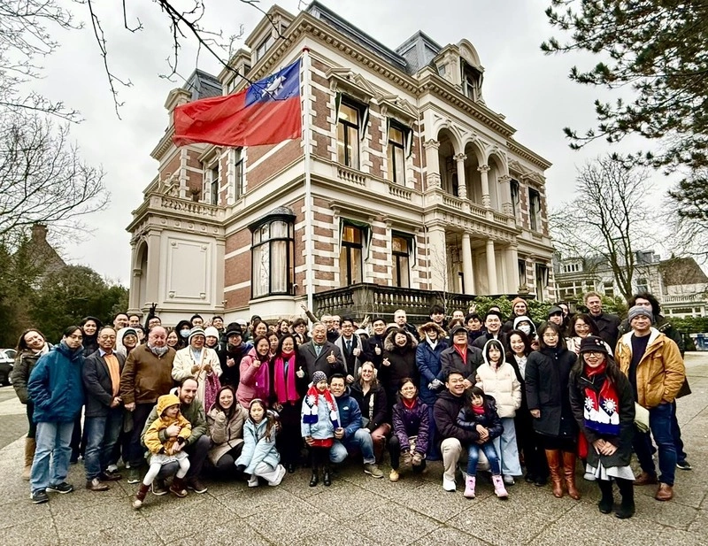 駐荷代表處元旦升旗　超過百餘人無畏風雨參與