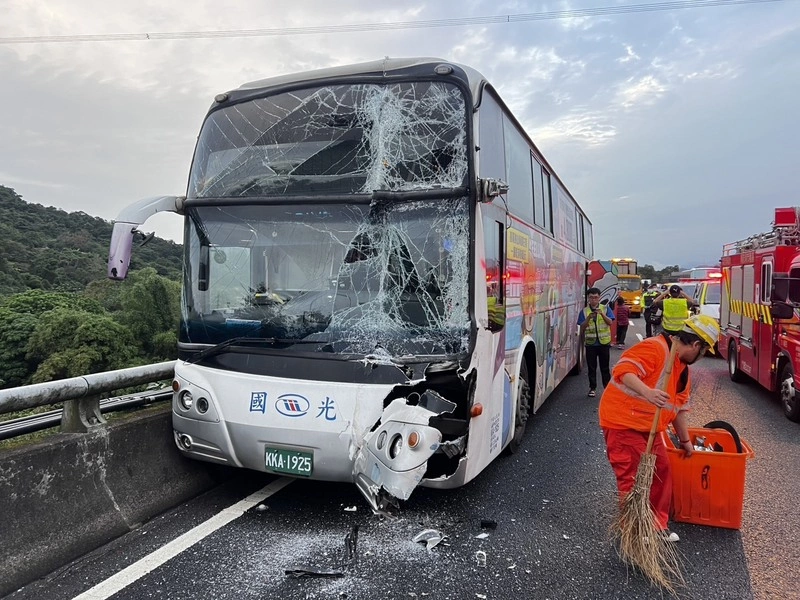 國1七堵段4車追撞　6輕傷送醫