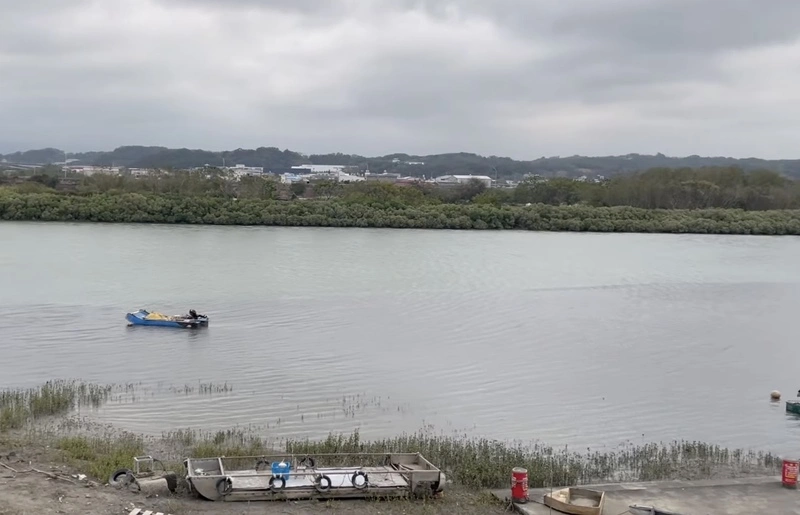竹南中港溪部分河段疑遭廢水染紅