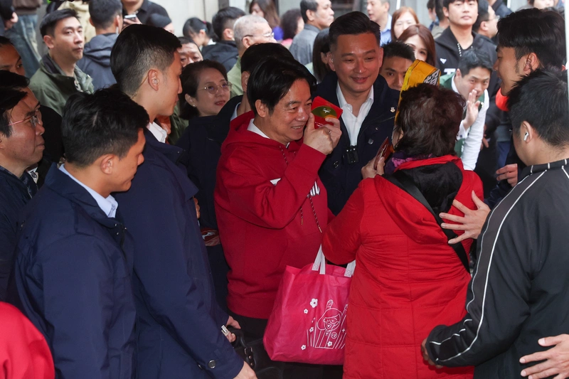 賴總統龍山寺參香　盼立院通過國防特別預算及總預算