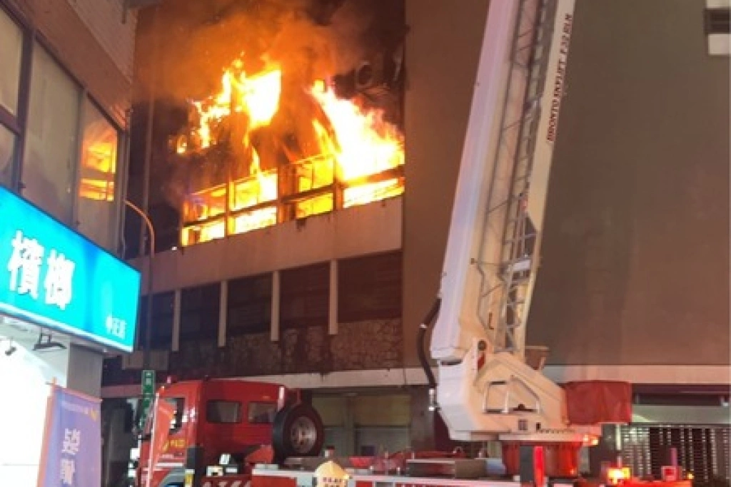 台中5層樓建築晚間火警 6人逃頂樓待援警消灌救