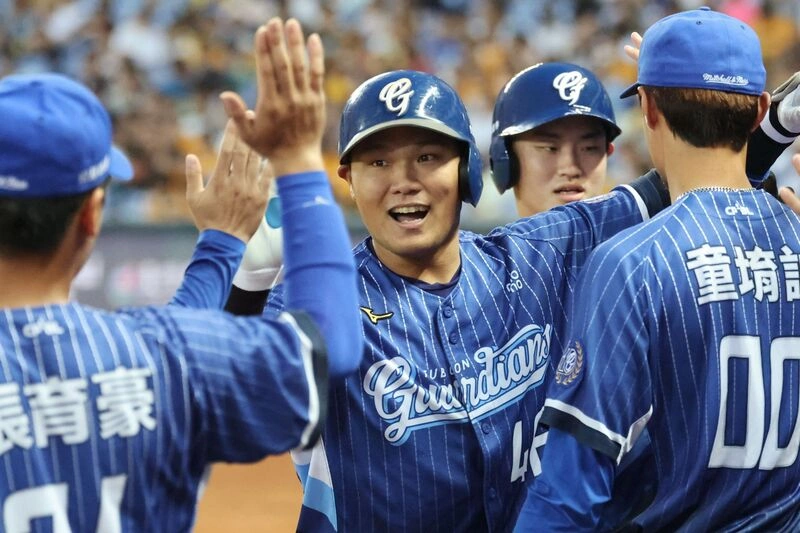 范國宸開轟悍將大勝兄弟　王柏融再見安雄鷹擒猿
