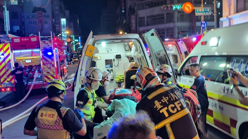 台中舊西北大飯店原址深夜火警　6人困頂樓獲救送醫