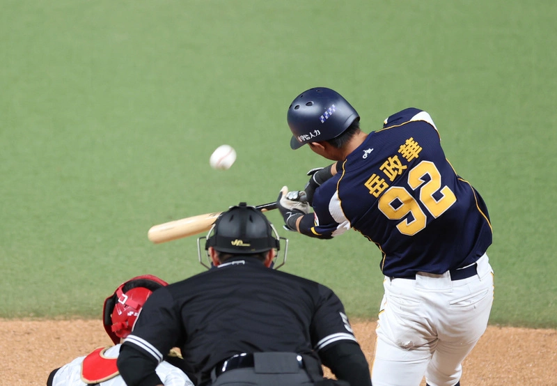 岳政華一度在下二軍邊緣 用3分砲助兄弟站上5成勝率