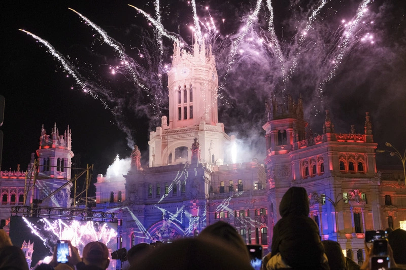 西班牙首都三王節遊行活動 市政廳煙火秀搭配燈光秀