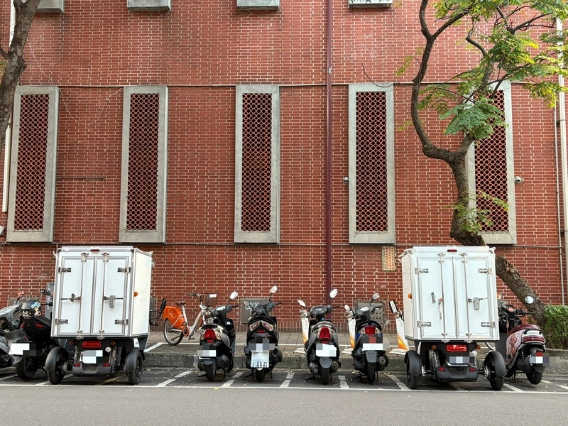 三輪機車車身寬大　一台車需占用2格車位