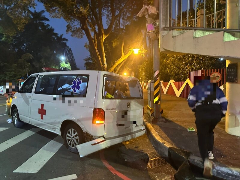台中女中前民營救護車紅燈疑未減速 撞小貨車險翻覆