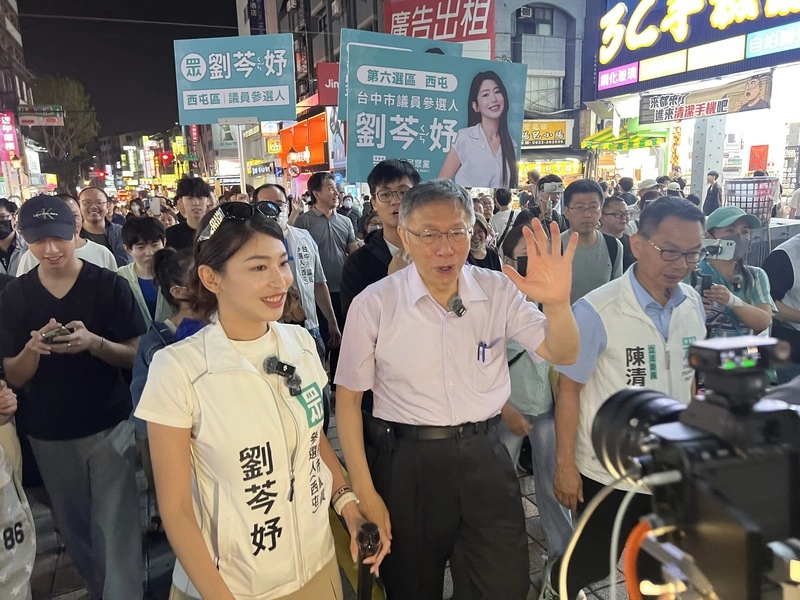 柯文哲中市陪議員參選人掃街 豐原早市忙到逢甲夜市