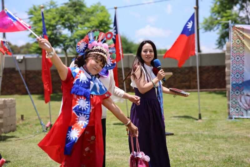 南非元旦升旗 僑胞著國旗裝