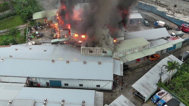 新北中和鐵皮工廠大火　無人受困