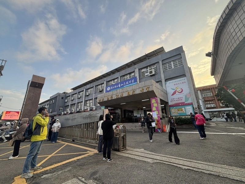 學測國寫考試結束　考生步出考場