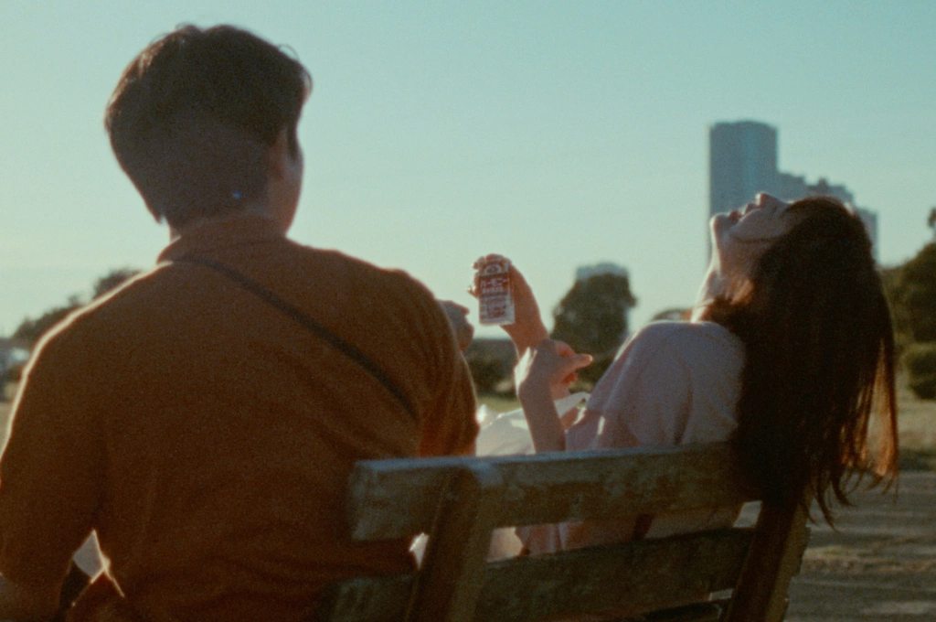 日本鬼才攝影師奧山由之首部長片《長椅小情歌》開出高評價！廣瀨鈴×仲野太賀共坐河畔長椅演繹人間悲喜，柔美又古怪的五個片段動人串起，Google Map可查拍攝地!