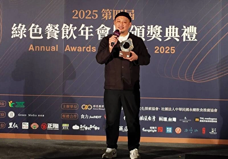 蚯蚓箱讓餐廳廚餘變堆肥　李易晏獲頒綠餐大使