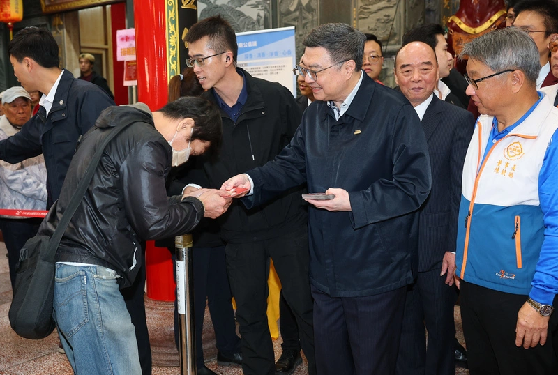 卓榮泰赴忠順廟參拜　盼百工百業再衝一波創經濟高峰