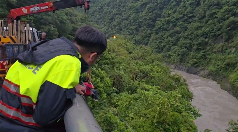 遊台東遭獼猴搶皮包丟下溪谷  警動用吊車尋回