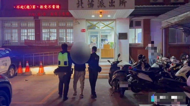 苗栗市男子持刀攻擊路人　警速壓制逮捕送辦