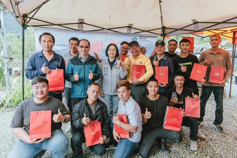 馬太鞍溪堰塞湖風險降低  總統贈禮感謝施工人員