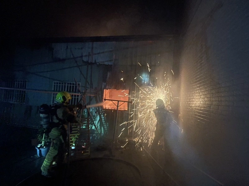 高雄大社鐵皮屋凌晨火警　年輕男女1死1傷